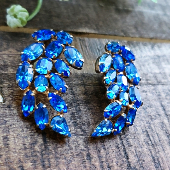Gorgeous Vintage Authentic Unsigned Schreiner Blue Rhinestone Spray Earrings - Picture 6 of 17